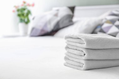 Yatakta temiz havlu yığını