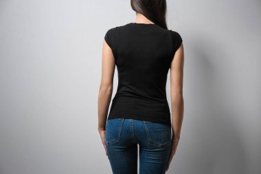 Işık arka plan üzerinde siyah t-shirt kadında. Tasarım için alay