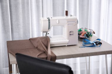 Terzi Resepsiyon ile modern dikiş makinesi