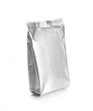 Beyaz arka plan üzerinde boş folyo kese. Mockup tasarım için