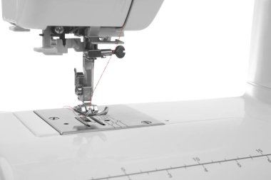 İplik, closeup ile modern dikiş makinesi