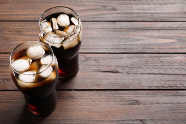 Ahşap masa buza cola serinletici iki bardak