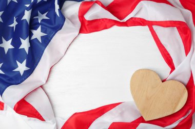 Ahşap kalp ve açık renkli Amerikan bayrağı. ABD tatil