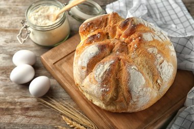 Ekmek buğday ekmeği masada. Taze fırın