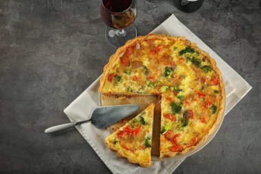 Lezzetli brokoli kiş masada