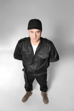 Erkek güvenlik görevlisi gri arka plan üzerinde