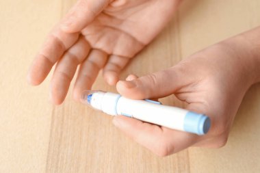 Açık renkli mazgal kalem kullanan kadın. Diyabet kontrolü
