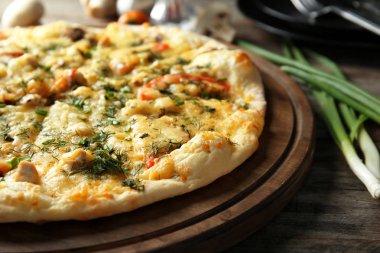Lezzetli peynirli pizza ahşap tahta üzerinde. Taze fırın