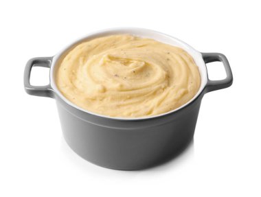 Beyaz arka planda patates püresi ile güveç.
