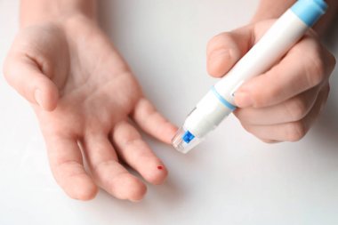 Açık renkli mazgal kalem kullanan kadın. Diyabet kontrolü