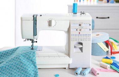 Dikiş makinesi, kumaş ve konuları tablo