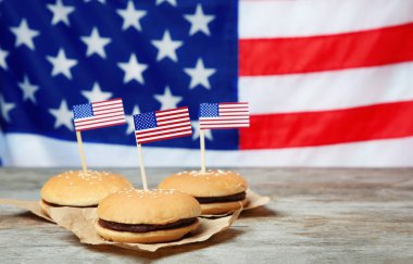 Lezzetli hamburger bulanık Amerikan bayrağı karşı ahşap tablo