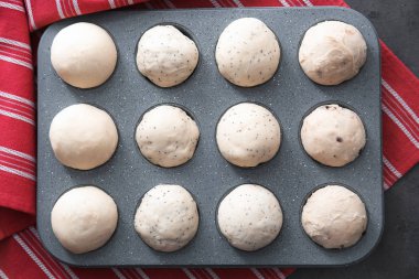 Çörek teneke tablo içinde çiğ hamur