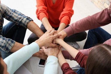 El ele tutuşan insanlar, yakın çekim. Birlik kavramı