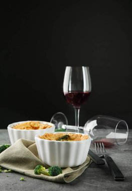 Masada şarap ile hizmet lezzetli brokoli kiş