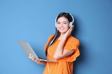 Kulaklıkla müzik dinleyen kadın