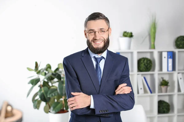 Portret van knappe zakenman binnenshuis. Kleine ondernemer — Stockfoto