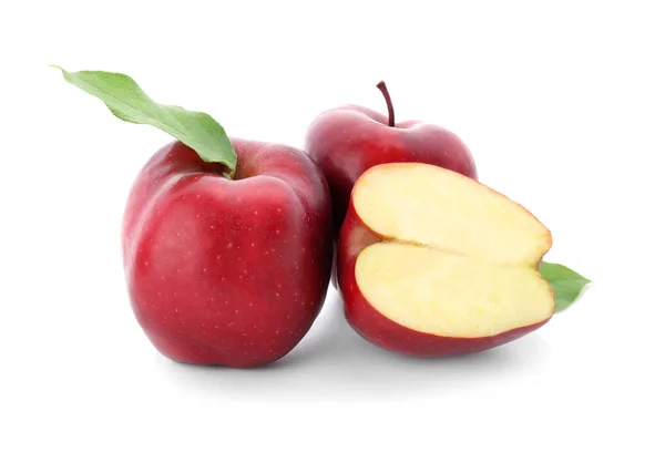 Dojrzałe czerwone jabłka na białym tle — Zdjęcie stockowe