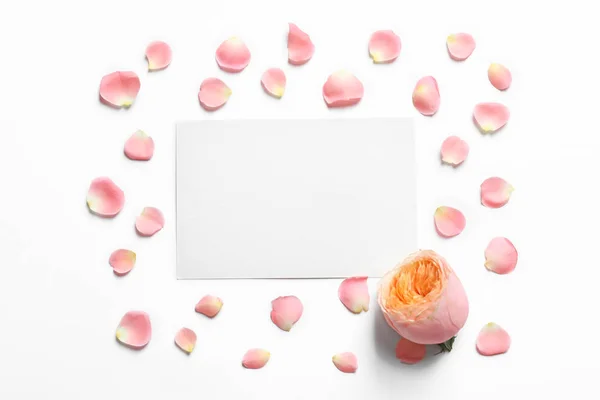 玫瑰色花瓣、花和空白的卡片在轻的背景 — 图库照片