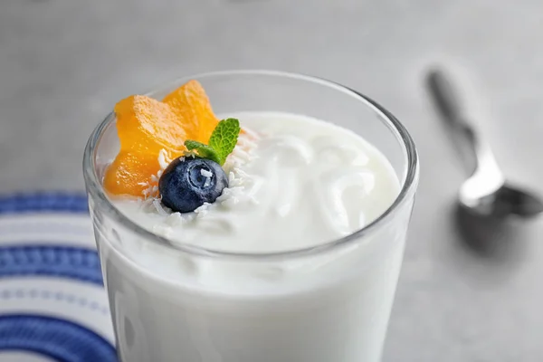 Yogur con ciruela de arándano y la fecha en vidrio, primer plano —  Fotos de Stock