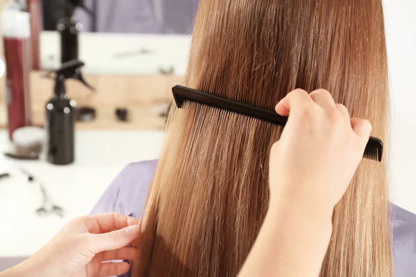 Peluquería trabajando con el cliente — Foto de Stock