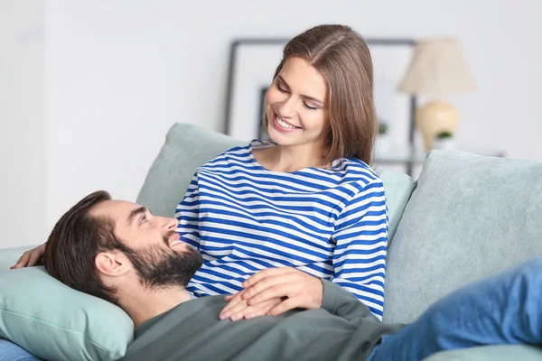 Pasangan muda beristirahat di sofa setelah pindah ke rumah baru — Stok Foto