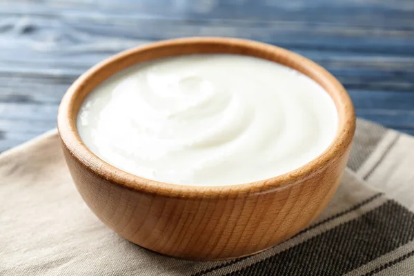 Leckerer Joghurt im Gericht auf dem Tisch — Stockfoto