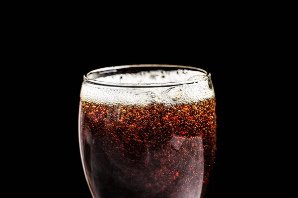 Glass of refreshing cola on black background, closeup — Stock Photo, Image