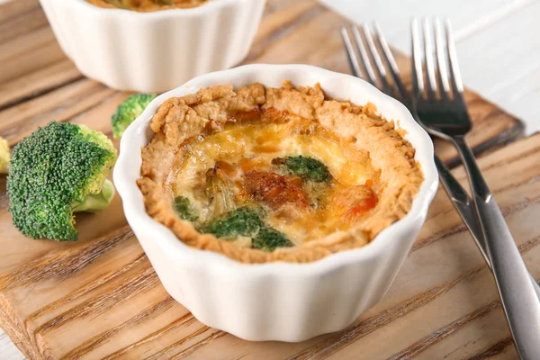 Ramekin Tasty Broccoli Quiche Wooden Board Closeup — Stock Photo, Image