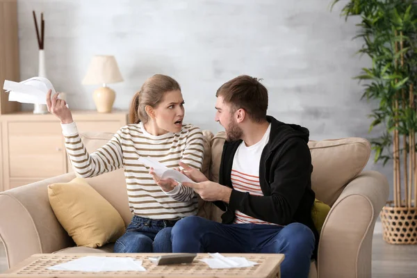 Um casal a discutir sobre dinheiro em casa. Problemas no relacionamento — Fotografia de Stock