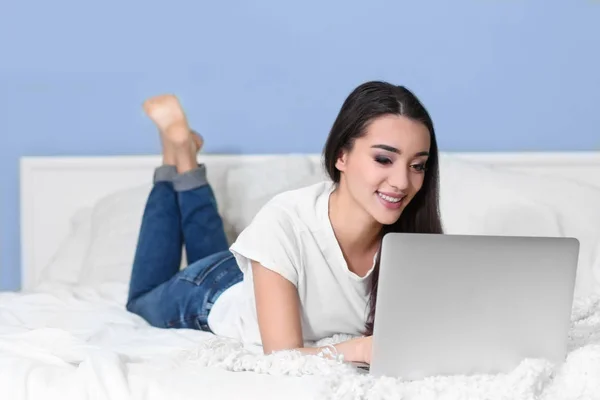 Mujer usando portátil — Foto de Stock