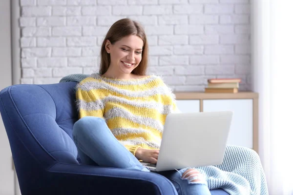 Kobieta korzystająca z laptopa — Zdjęcie stockowe