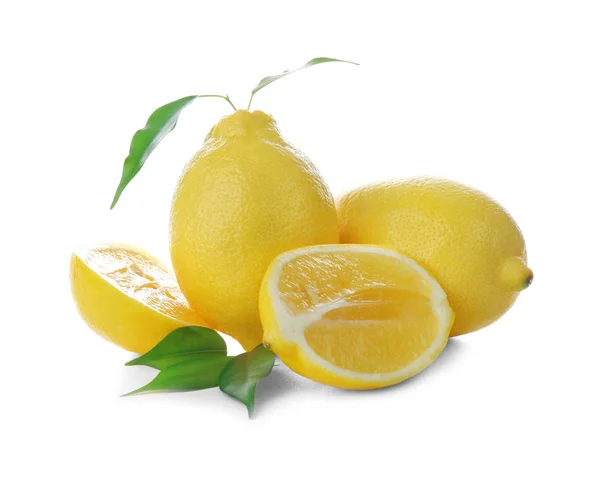 白色背景的新鲜成熟柠檬 — 图库照片