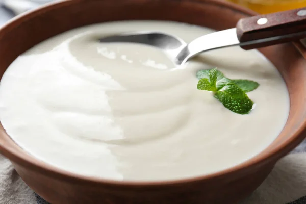 Smaczny jogurt w naczyniu z łyżką, zbliżenie — Zdjęcie stockowe