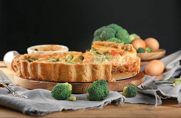 Quiche Brócolis Saboroso Tábua Madeira — Fotografia de Stock