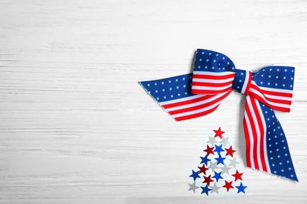 American flag bow and confetti on wooden background — Stock Photo, Image