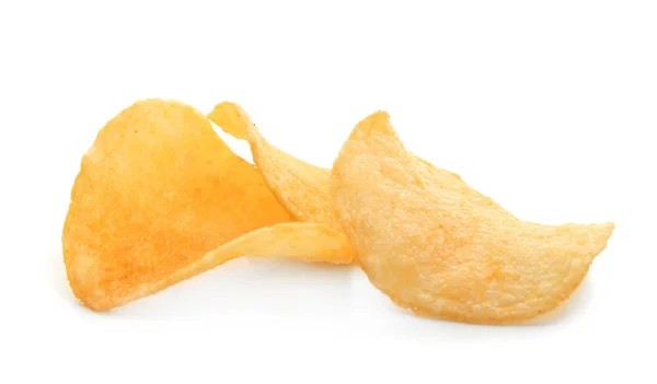 Kartoffelchips auf weiß — Stockfoto