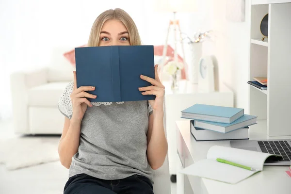 Étudiant se préparant à l'examen — Photo