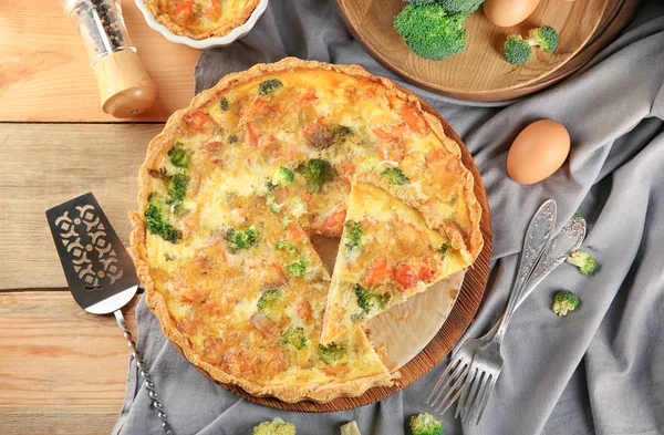 Quiche Brocoli Savoureux Sur Planche Bois — Photo