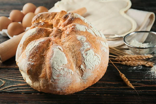 Brood tarwe brood op tafel. Vers uit de oven — Stockfoto