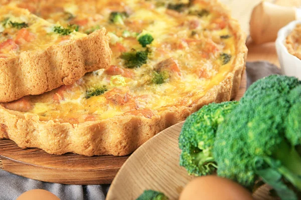 Quiche Brocoli Savoureux Sur Panneau Bois Gros Plan — Photo