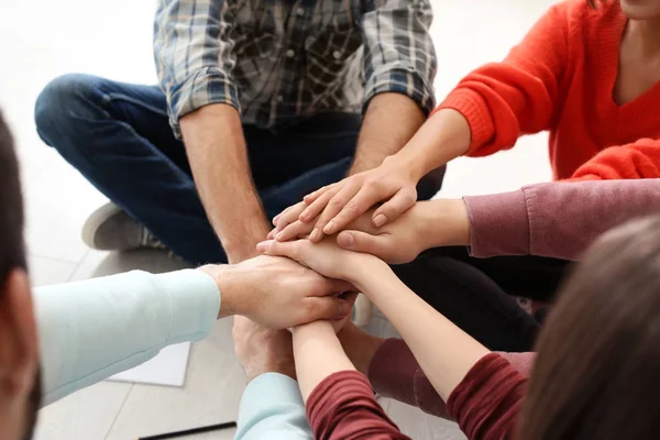 Folk sätter ihop händerna, närbild. Enhetskoncept — Stockfoto