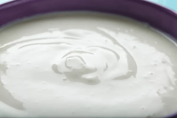 Yogurt saporito in piatto, primo piano — Foto Stock
