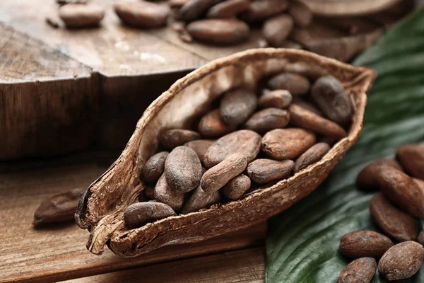 Zralé Kakaový Lusk Fazolemi Dřevěné Pozadí — Stock fotografie