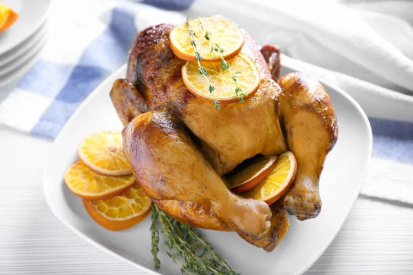 Delizioso Pollo Arrosto Intero Con Arancia Servita Sul Piatto — Foto Stock