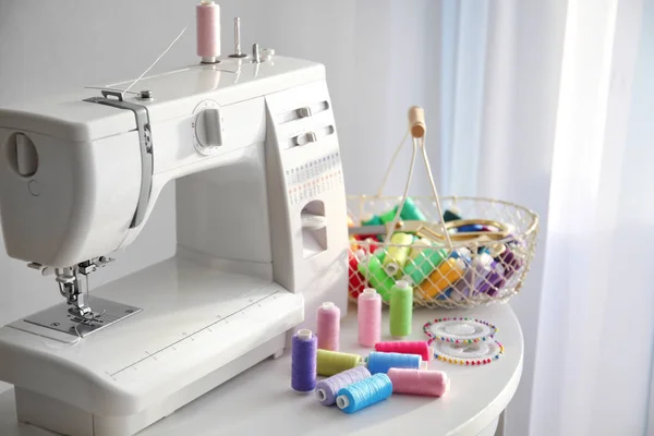 Modern Sewing Machine Threads Table — Stock Photo, Image