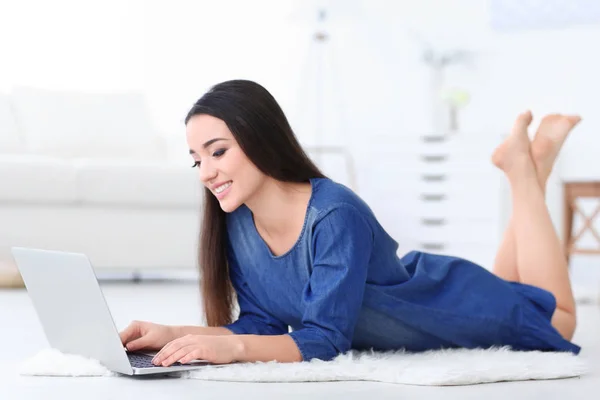 Woman using laptop — Stock Photo, Image