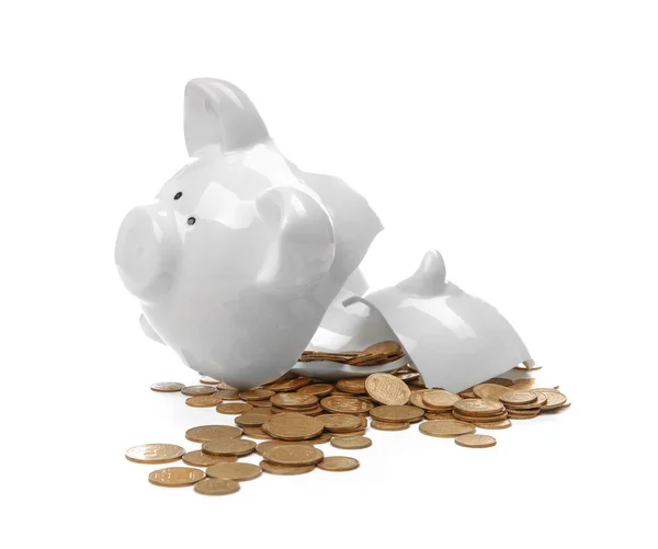 Banco piggy quebrado com dinheiro em fundo branco — Fotografia de Stock