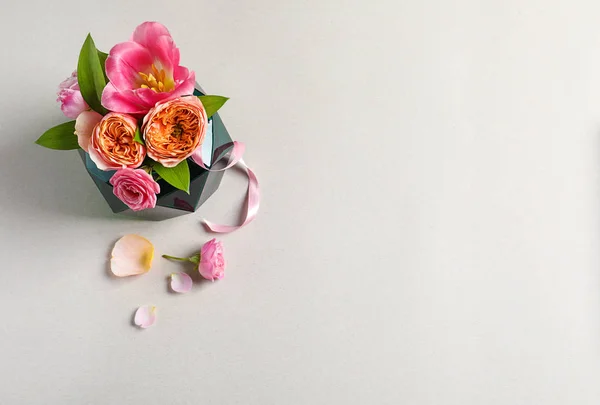 Vase mit schönen Blumen auf hellem Hintergrund — Stockfoto