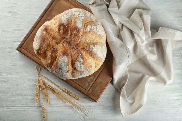 Roti gandum di atas meja. Segar dari oven — Stok Foto